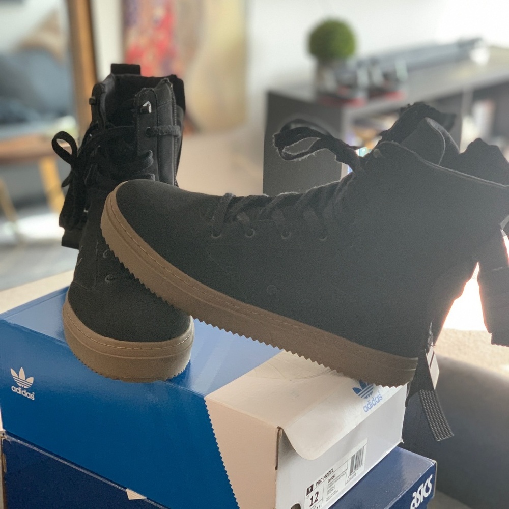 Bershka Man All Black Hightops with Gum Sole Size